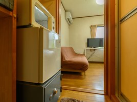 Escritorio, wifi gratis y ropa de cama 