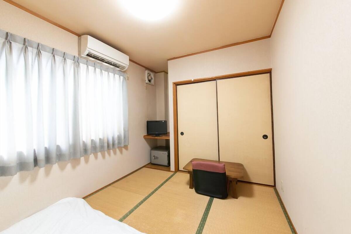 Escritorio, wifi gratis, ropa de cama