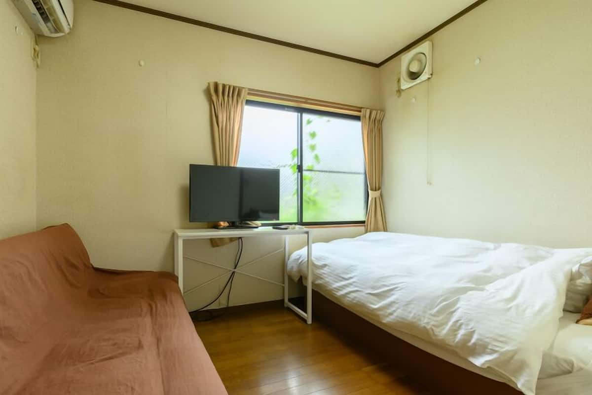 Escritorio, wifi gratis, ropa de cama