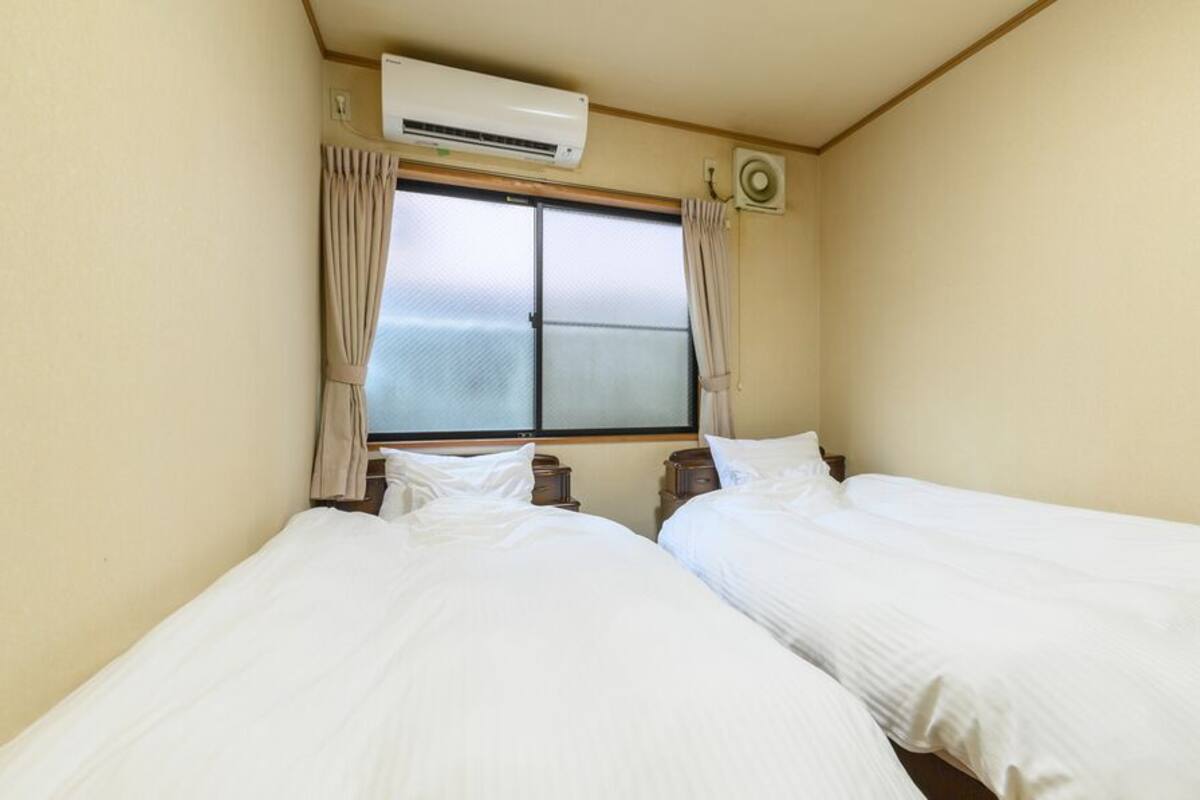 Escritorio, wifi gratis, ropa de cama