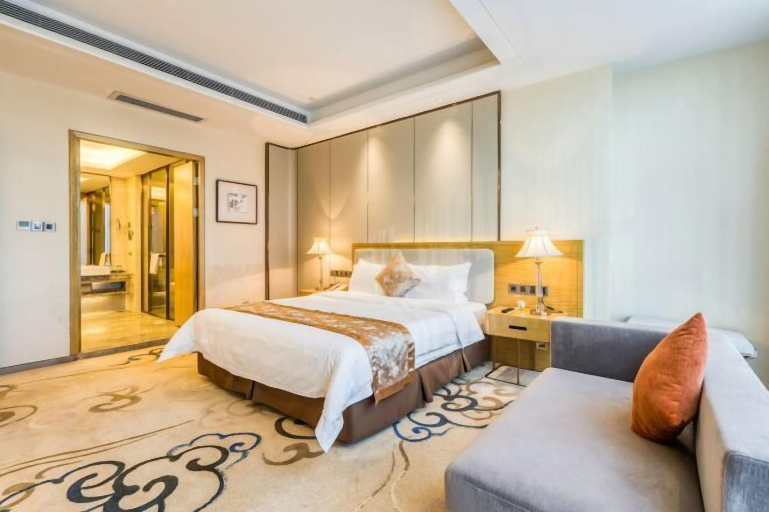 Minibar, blackout drapes, free WiFi, bed sheets