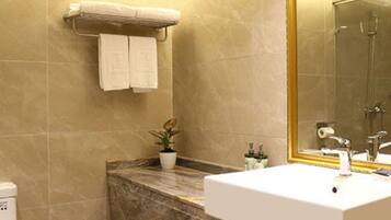 Executive Double Room, Non Smoking | Bathroom | Shower, free toiletries, hair dryer, slippers