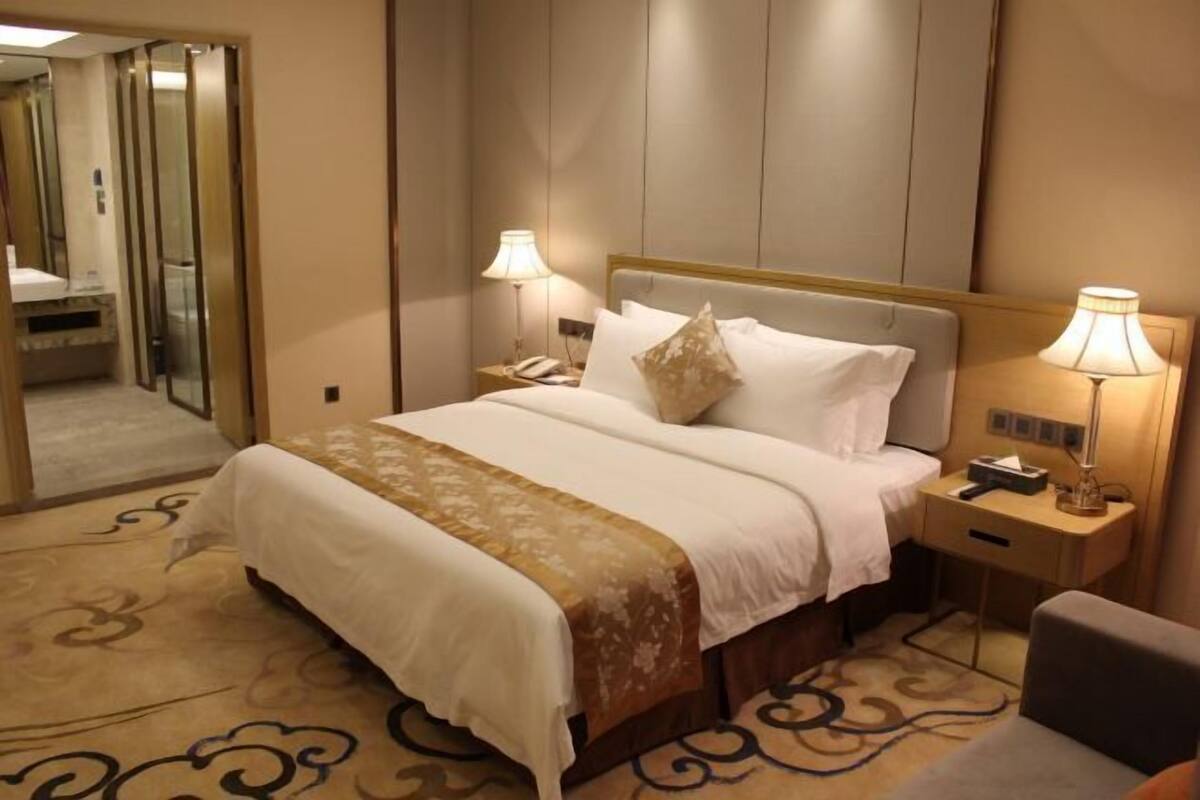 Minibar, blackout drapes, free WiFi, bed sheets