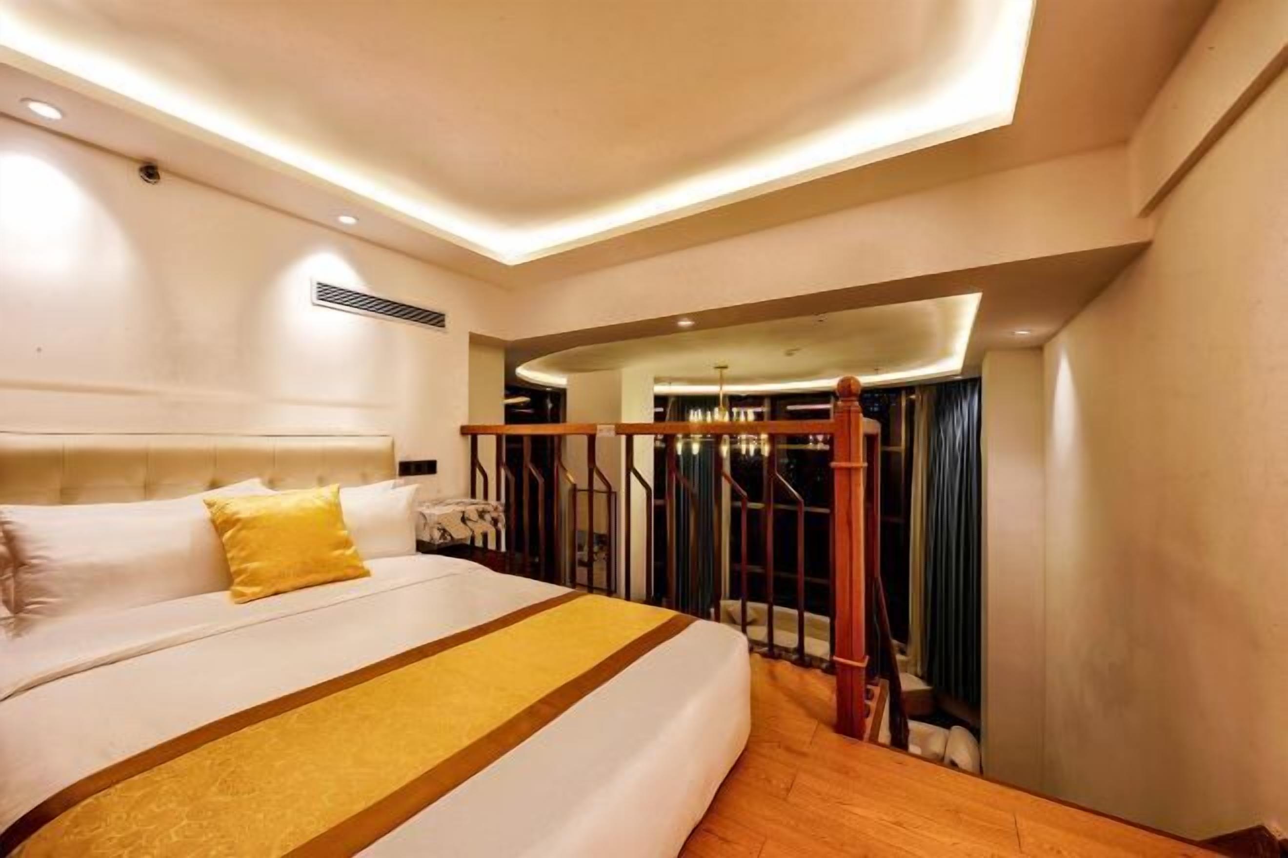 Minibar, blackout drapes, free WiFi, bed sheets