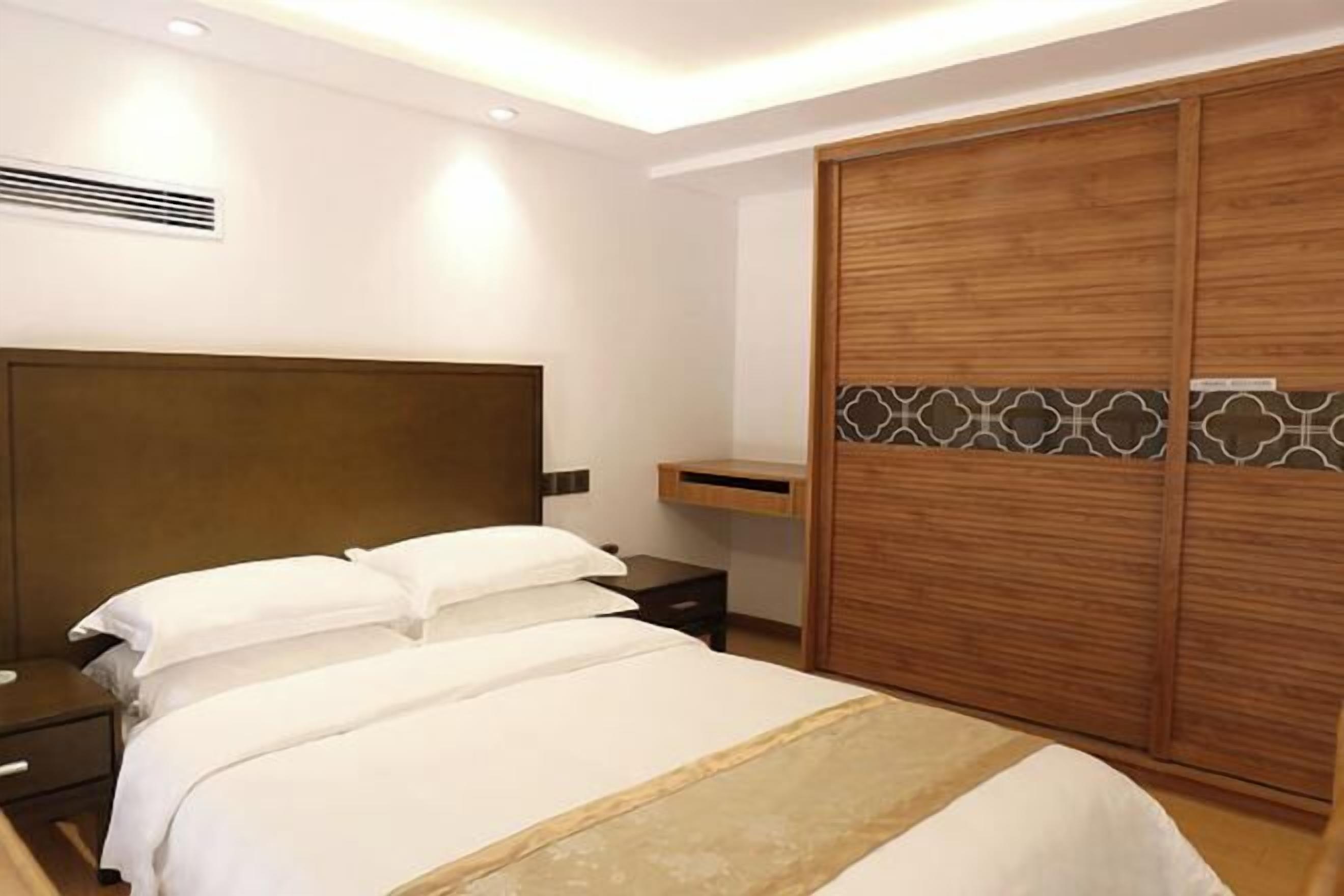 Minibar, blackout drapes, free WiFi, bed sheets