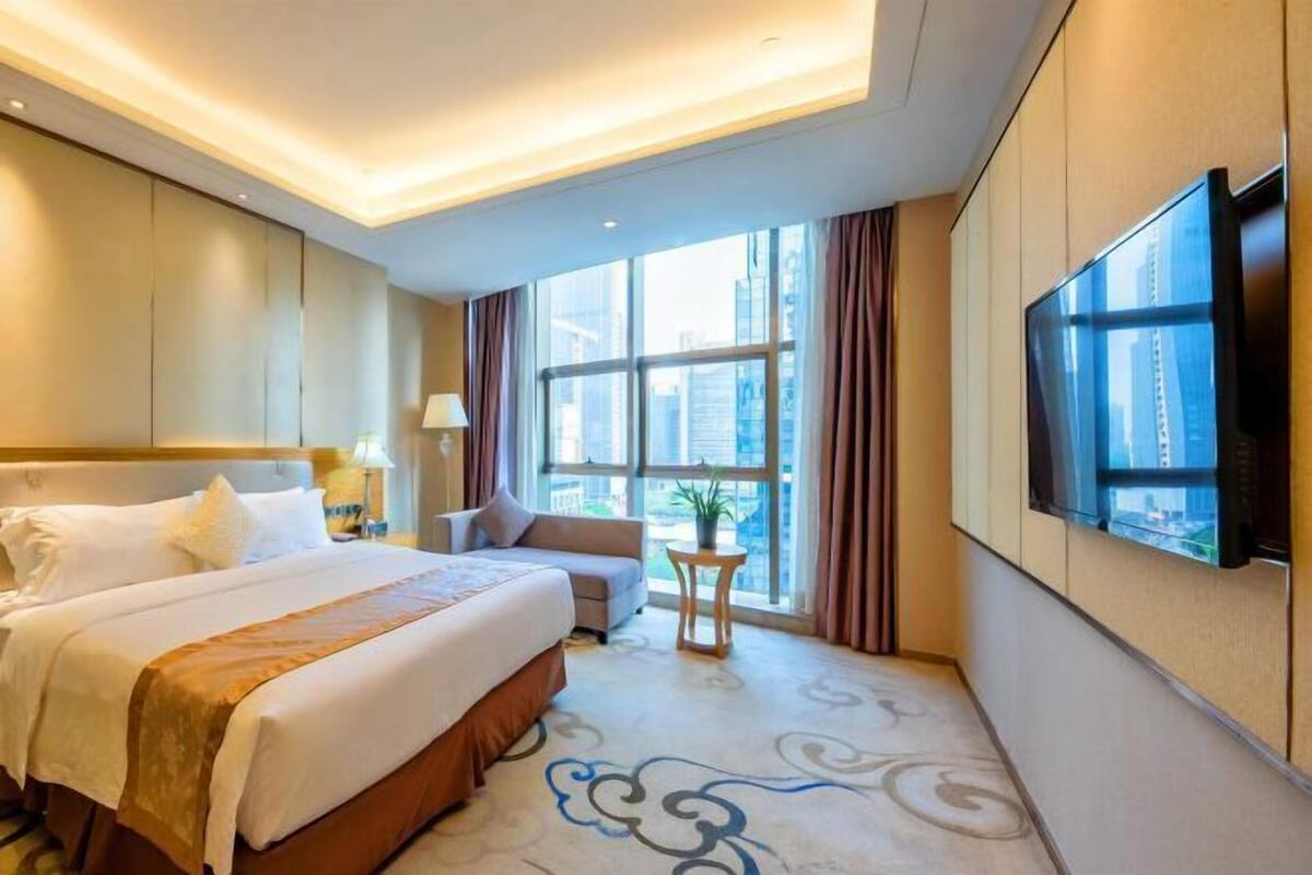 Minibar, blackout drapes, free WiFi, bed sheets