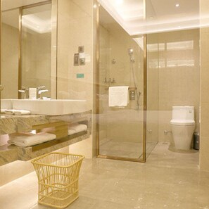 Deluxe-Zimmer, 1 King-Bett, Nichtraucher | Badezimmer | Dusche, kostenlose Toilettenartikel, Haartrockner, Hausschuhe