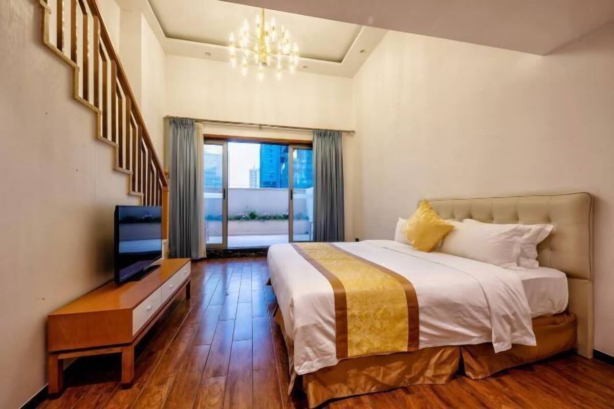 Minibar, blackout drapes, free WiFi, bed sheets