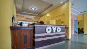 Ein Empfangsschalter mit der deutlich sichtbaren Bezeichnung "OYO".