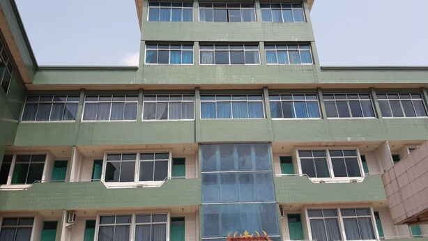 Ein mehrstöckiges Gebäude mit dem Schriftzug "HOTEL CARRISSIMA".