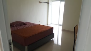 Deluxe Double Room | Desk - OYO 2203 Wira Residence (Denpasar)