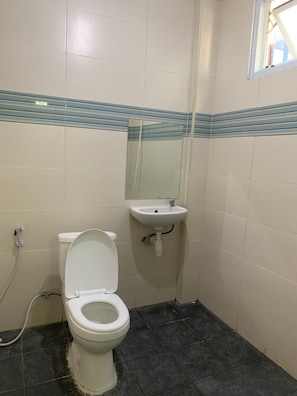 Deluxe Twin Room | Bathroom | Shower, towels - OYO 2203 Wira Residence (Denpasar)