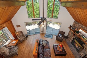 Smart TV, lareira, DVD player, mesa de pingue-pongue