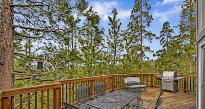 This light and bright cabin will capture your heart and relax your mind!