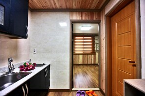 Refrigerador con freezer, microondas, placa de cocina, arrocera