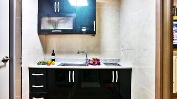 303 | Dapur kecil pribadi | Lemari es besar, microwave (berdasarkan permintaan), dan kompor