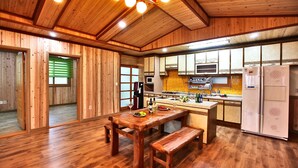 101 | 専用キッチン | 大型冷蔵庫、電子レンジ、コンロ、炊飯器