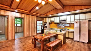 101 | Dapur pribadi | Lemari es besar, microwave (berdasarkan permintaan), dan kompor