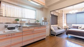 Appartement (301) | Woonruimte | Een 37-inch lcd-televisie met digitale zenders en een televisie