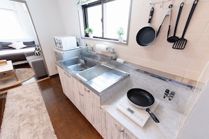 Apartamento (402) | Cocina privada | Frigorífico, microondas, placa de cocina y hervidor eléctrico