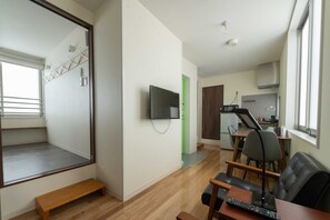 ファミリーアパート | リビング エリア | 24 インチの薄型テレビ (衛星放送視聴可)、液晶テレビ