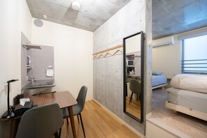 Chambre triple économique, non-fumeur | Aire de séjour | Téléviseur à écran plat de 24 po avec télévision par satellite