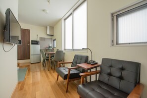 ファミリーアパート | リビング エリア | 24 インチの薄型テレビ (衛星放送視聴可)、液晶テレビ