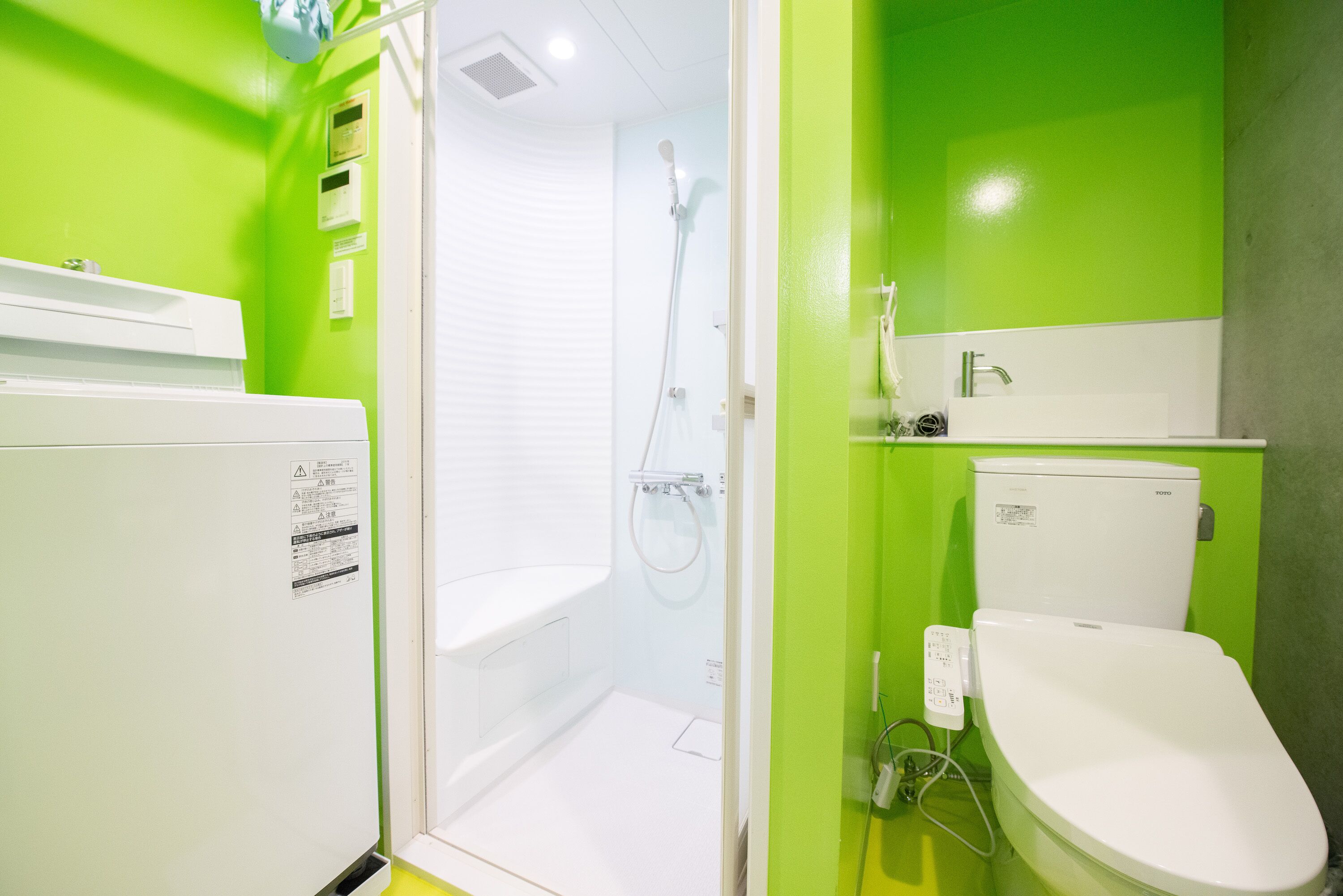 Apartamento família, 2 quartos, para não fumantes, 2 banheiros | Banheiro | Chuveiro, produtos de toalete grátis, secador de cabelo, chinelos