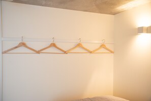 Chambre triple économique, non-fumeur | Bureau, espace de travail pour ordinateurs portables