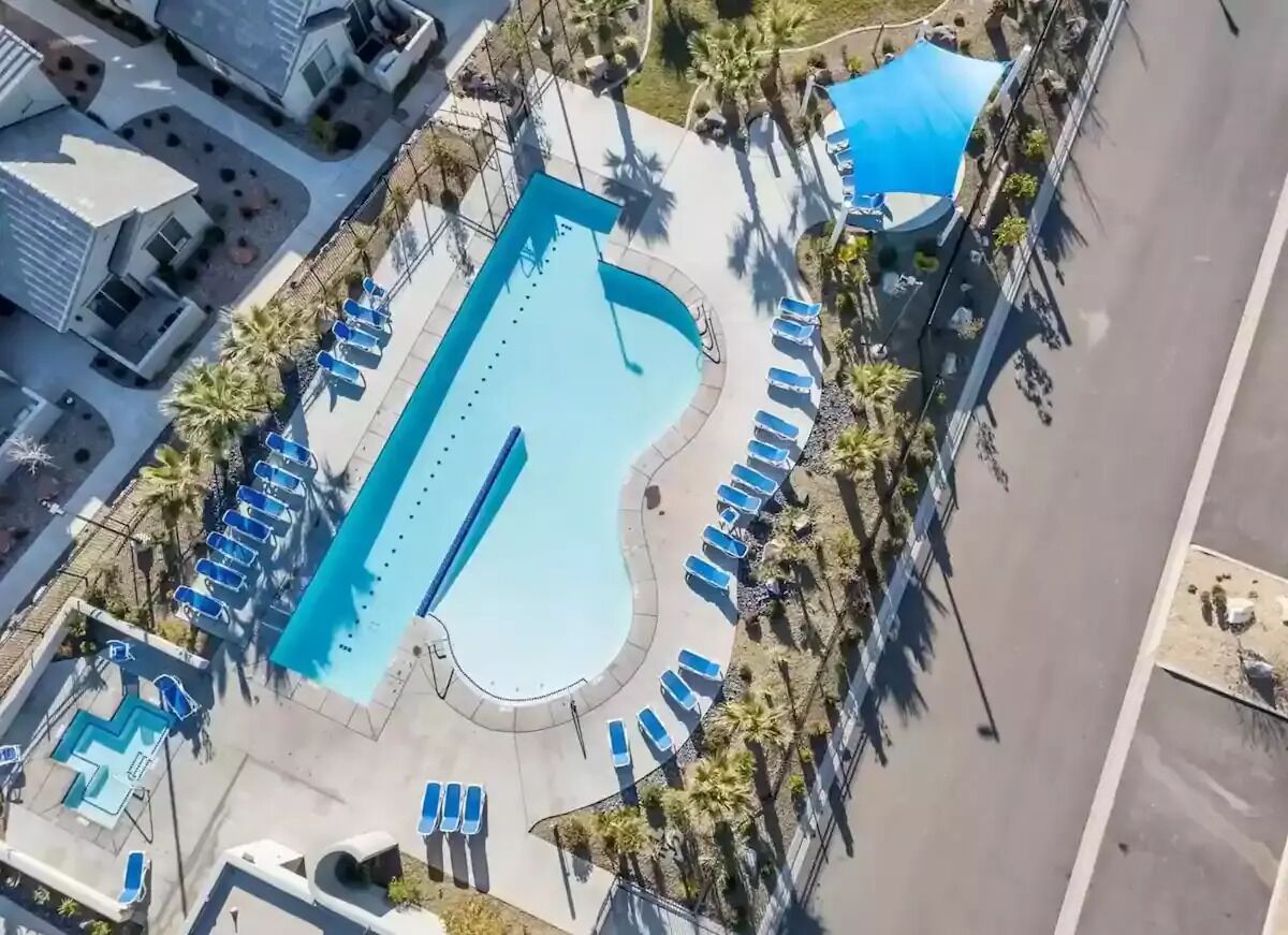 Alberca al aire libre y alberca climatizada