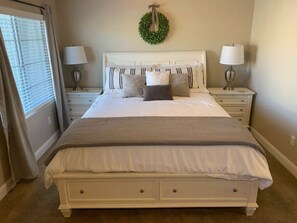 3 Schlafzimmer, Schreibtisch, Bügeleisen/Bügelbrett, Reisekinderbett