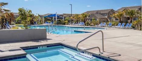 Utomhuspool och uppvärmd pool