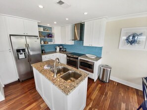 Een koelkast, een microgolfoven, een oven, een kookplaat