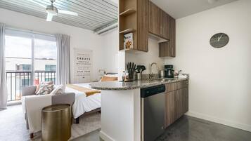 Estudio estándar, 1 cama King size | Cocina privada | Refrigerador con congelador, microondas, horno y lavavajillas