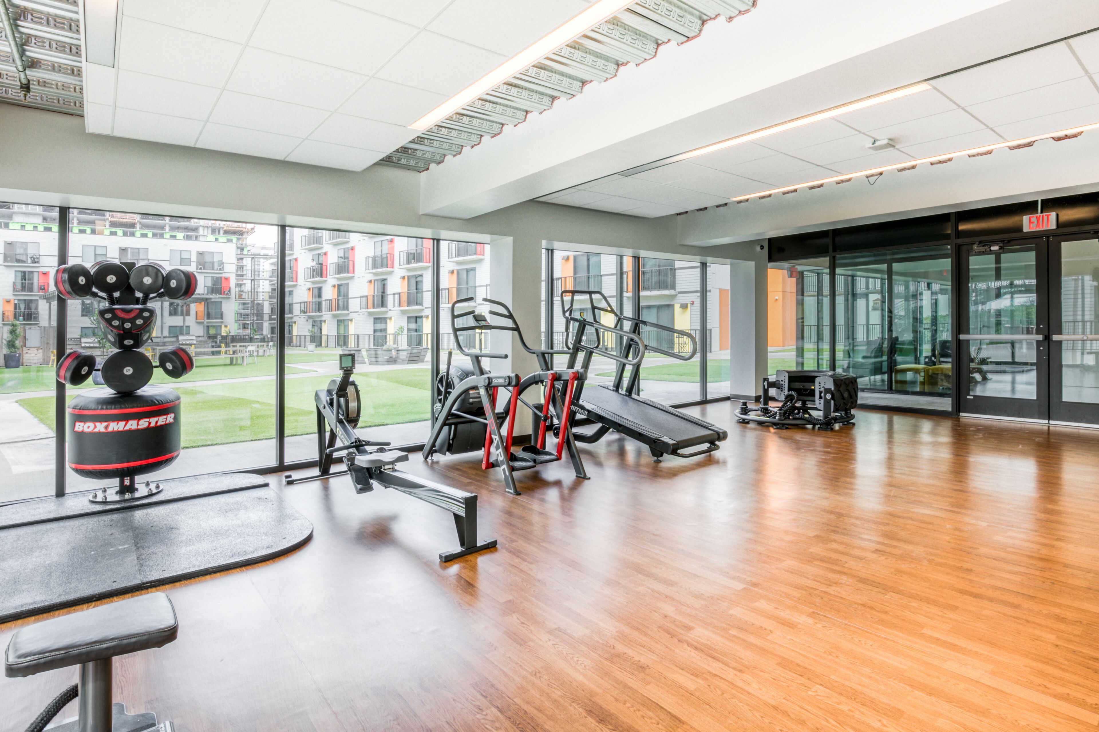 Ein modernes Fitnessstudio mit Cardiogeräten, Krafttrainingsgeräten und Laufbändern.