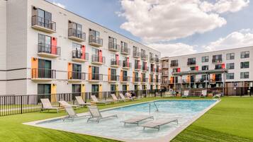 Outdoor pool, pool loungers