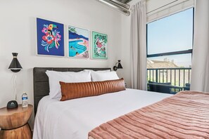 Comfort Studio, 1 Queen Bed | 1 bedroom, memory foam beds, individually decorated - Lodgeur Midtown (Houston)