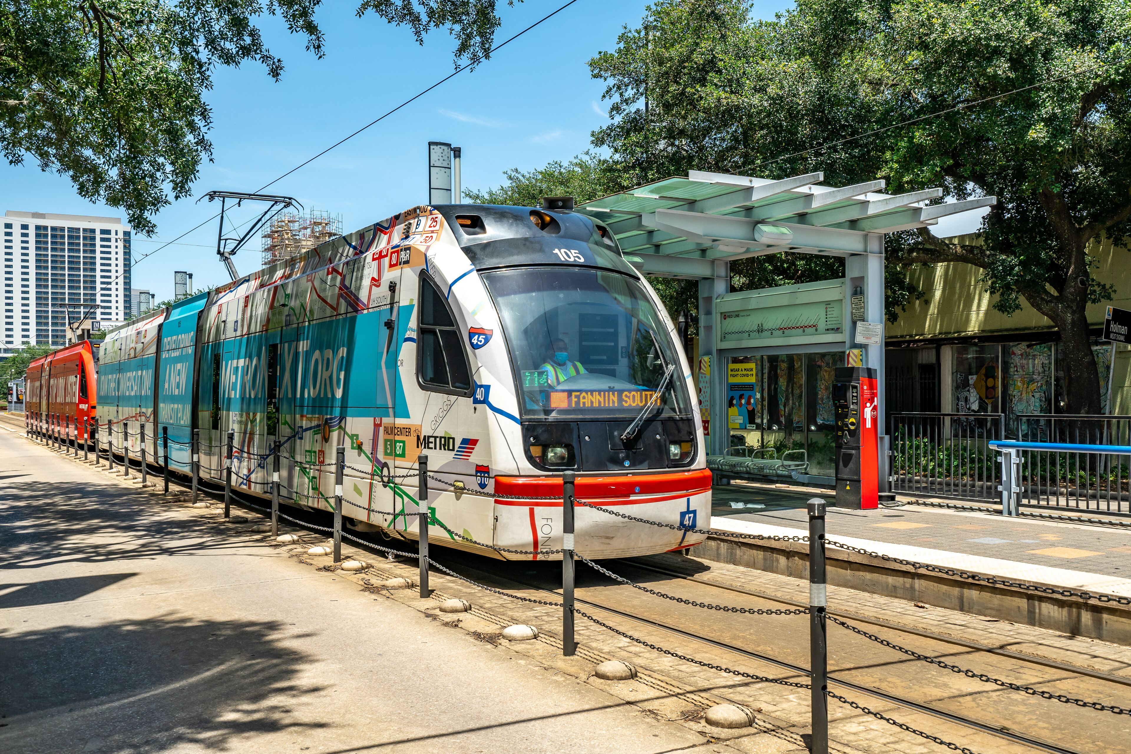 Een modern treinstation met een metro, perron en overkapping.