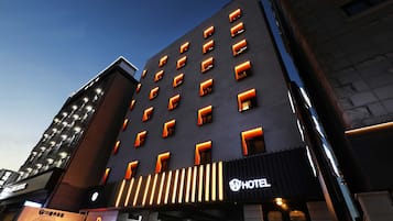 Façade de l’hébergement - soirée/nuit