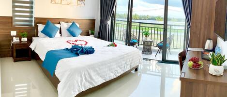 Kamar Double Deluks | Seprai premium, isi minibar gratis, dan didekorasi berbeda-beda