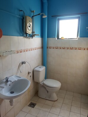 Departamento, 3 habitaciones | Baño | Regadera, toallas, jabón 