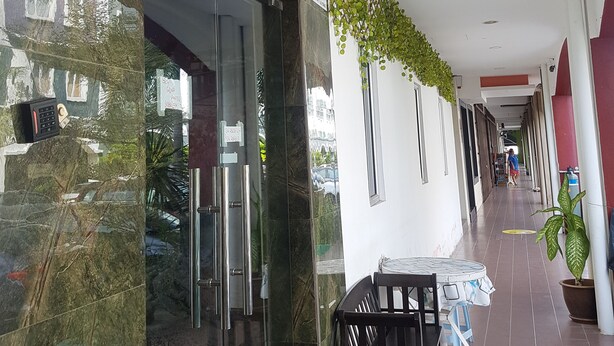Ein Hotel Eingang mit einem Schild, auf dem "Hotel Seri Pelangi" steht, und einem sichtbaren Empfangsbereich.