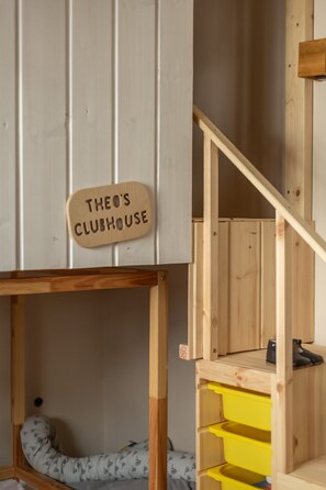 A children's play area with a bunk bed and a wooden staircase. - Old North Hidden Treasure 2BR 2BA (Tel Aviv)