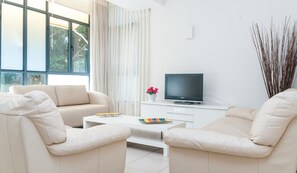 Appartement, 3 chambres, 2 salles de bains | Salle de séjour | Télévision à écran plat de 40 pouces avec chaßnes numériques, télévision