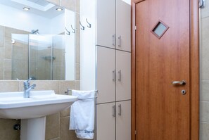 Appartement, 3 chambres, 2 salles de bains | Salle de bain | Douche, articles de toilette gratuits, sĂšche-cheveux