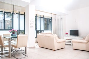 Appartement, 3 chambres, 2 salles de bains | Salle de séjour | Télévision à écran plat de 40 pouces avec chaînes numériques, télévision