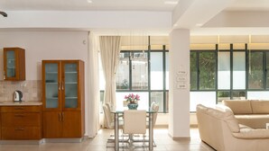 Apartment, 3 Bedrooms, 2 Bathrooms | Living area - Old North Hidden Treasure 2BR 2BA (Tel Aviv)