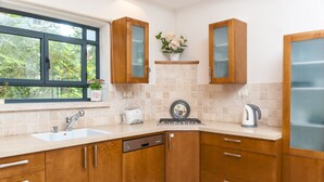 Apartment, 3 Bedrooms, 2 Bathrooms | Private kitchen - Old North Hidden Treasure 2BR 2BA (Tel Aviv)