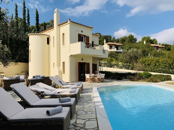 Außenpool, Liegestühle