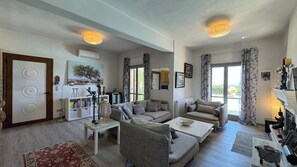Smart TV, chimenea, libros, estéreo